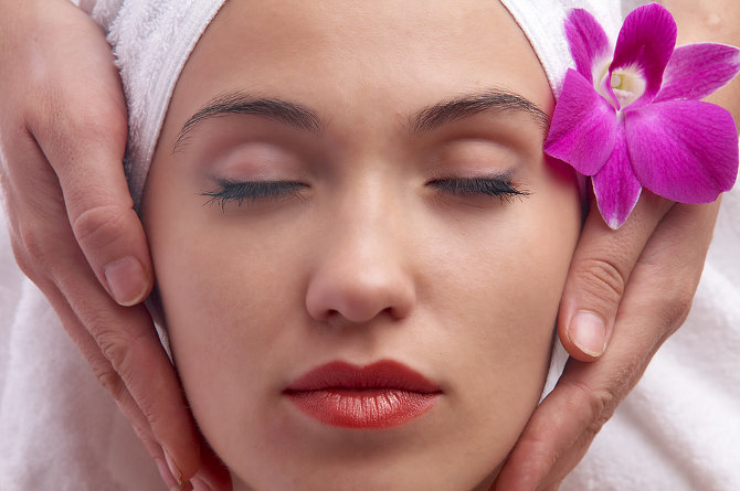 Photo of a woman reciving a facial Photo of a woman reciving a facial
